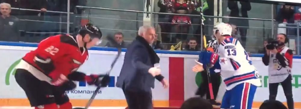 <span style="color:#f00;">"Care ati tras, ma, covorul?" :) FAZA GENIALA</span> cu Mourinho in prim-plan: a cazut pe gheata la un meci de hochei<span style="color:#f00;"> | VIDEO </span>