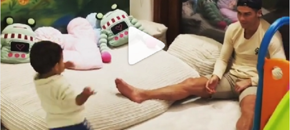 <span style="color:#f00;">El e noul Messi? :) Cat de bine loveste mingea baietelul lui Ronaldo, </span>la un an si jumatate // VIDEO