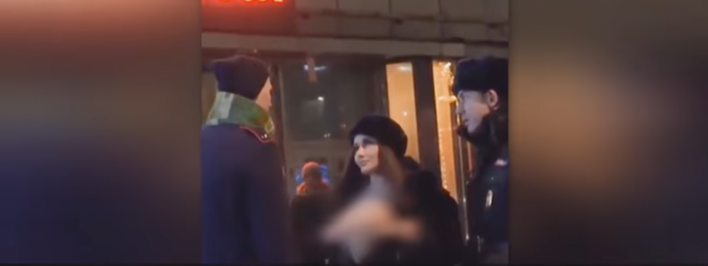 <span style="color:#f00;">Un SUPERMODEL s-a imbracat in uniforma politiei si a inceput sa-si arate sanii pe strada!</span> A fost arestata imediat! Ce s-a intamplat