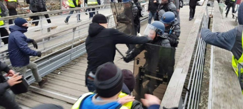 Ce pedeapsa a primit fostul campion la box <span style="color:#f00;">care a lovit cu pumnul un jandarm, in timpul protestelor din Franta </span>