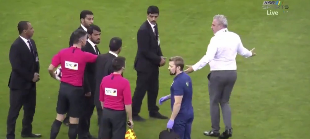 <span style="color:#f00;">S-a dus sa se ia de arbitri, 5 oameni s-au pus in fata lui! Sumudica,</span> SCOS din minti la pauza derby-ului pentru locul 2