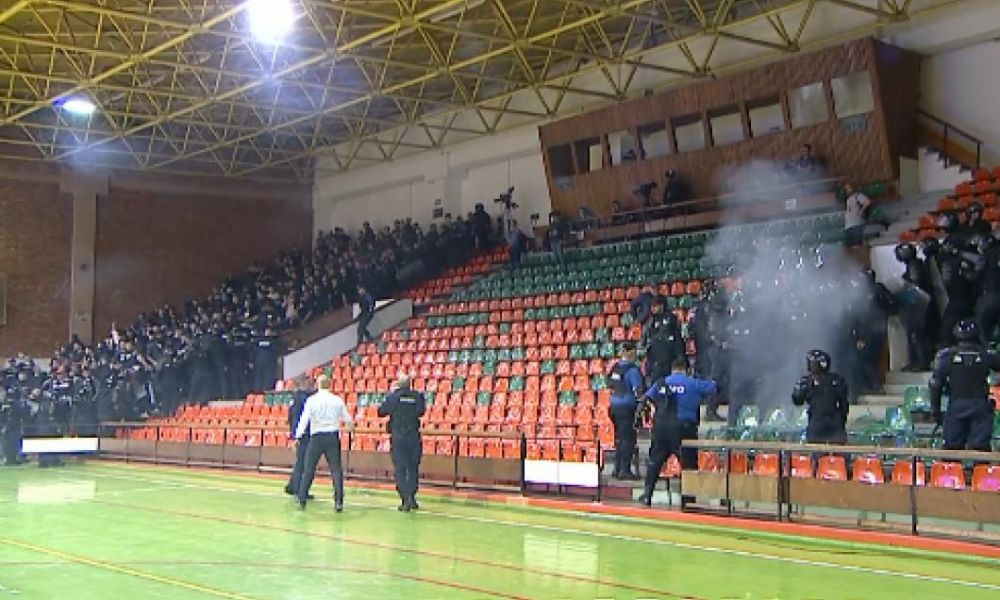 Absolut Incredibil Jandarmeria A Folosit Gaze Lacrimogene In Sala Polivalenta Dupa Ce Ultrasii De La Steaua Si Dinamo S Au Luat La Bataie Scene Ireale In Semifinalele Cupei Video Sport Ro