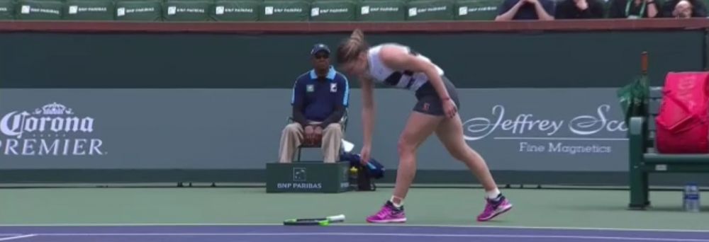 INDIAN WELLS | Primul moment de nervozitate al Simonei:<span style="color:#f00;"> Halep a izbucnit la mijlocul primul set! Motivul pentru care a dat cu racheta de pamant </span>