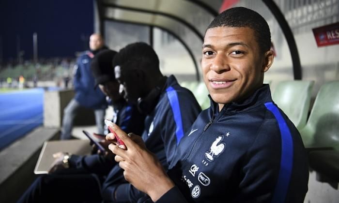 <span style="color:#f00;">Mbappe si-a luat 5 masini de 800.000 euro pana la 20 de ani! </span>Garajul fabulos al superstarului de la PSG