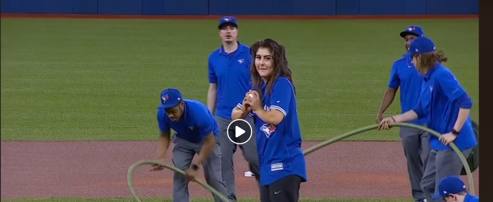 <span style="color:#f00;">VIDEO | Ar putea sa joace si baseball:)) </span>Canadienii sunt innebuniti dupa ea! Bianca Andreescu aplaudata de un stadion intreg