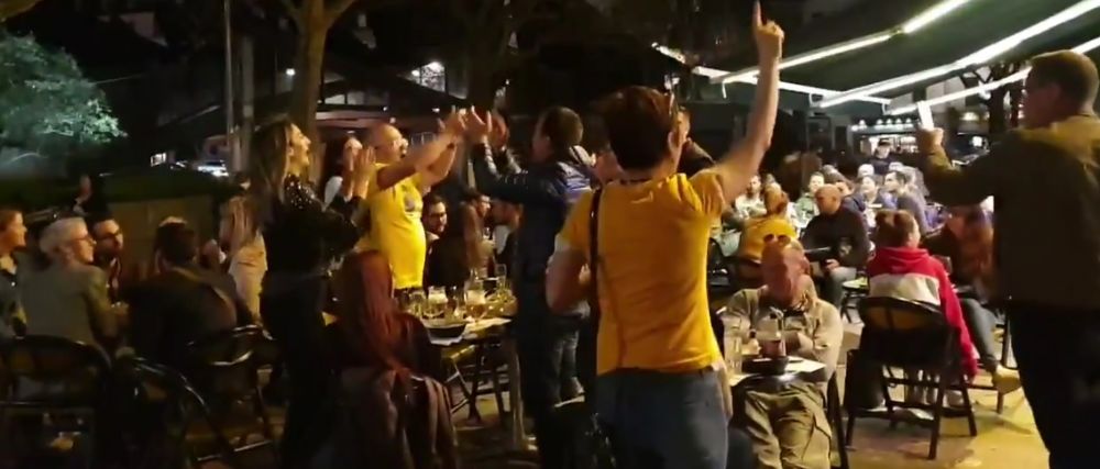 <span style="color:#f00;">VIDEO | IMAGINI DEMENTIALE!</span> Emil Boc si-a luat in serios rolul de lider de galerie: cum a fost surprins primarul Clujului pe strazile din Rouen, aseara, dupa terminarea meciurilor