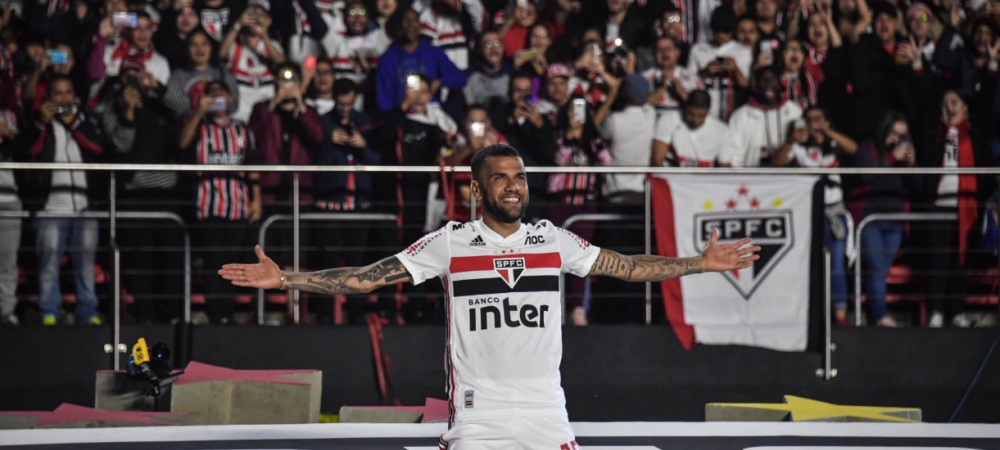 <span style="color:#f00;">45.000 de oameni la prezentarea lui Dani Alves!</span> Primire fabuloasa pentru cel mai titrat jucator in activitate! <span style="color:#f00;">Noua echipa i-a dat numarul 10</span>