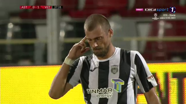 Autogol SOCANT pentru Tamas! <span style="color:#f00;">Nimeni nu-l ataca, dar el a dat cu capul sa SPARGA plasa!</span>