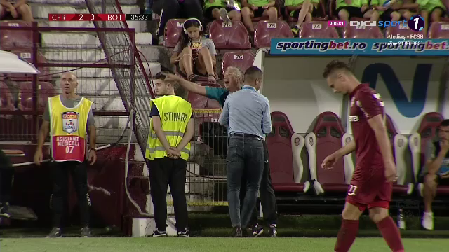 <span style="color:#f00;">Petrescu, PUS CU MANA pe banca de BODYGUARDUL personal! :)) </span>MOMENT FABULOS pe teren chiar inainte de gol
