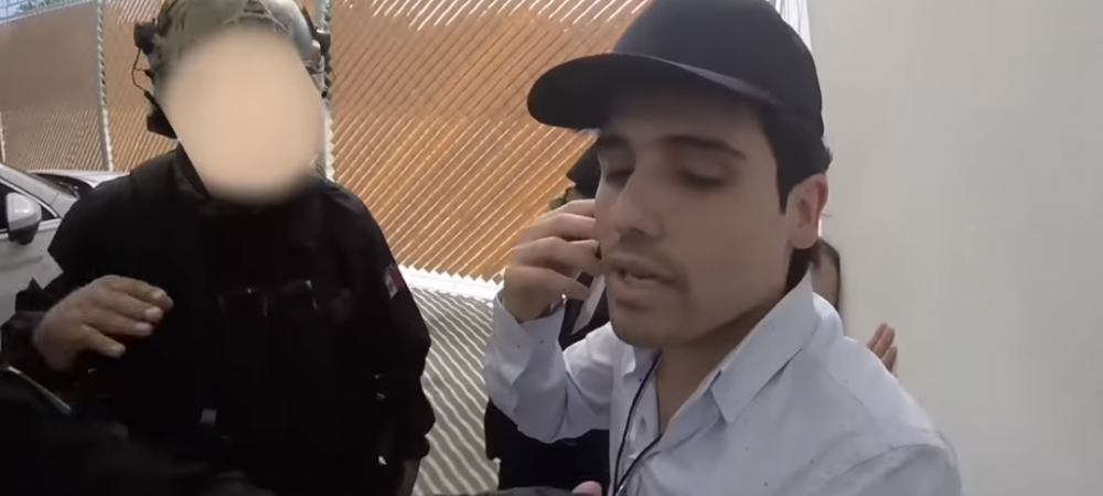 Ce face fiul lui El Chapo cand intra mascatii peste el. Vorbeste la telefon "like a boss", politistilor le este frica sa il atinga! VIDEO