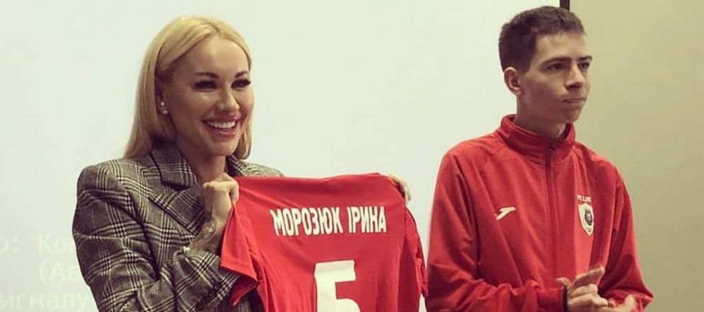 <span style="color:#f00;">Are aproape 50 de mii de urmaritori pe retelele de socializare si e printre cele mai sexy femei din lume!</span> Cine e super-modelul care a preluat un club de fotbal din Ucraina! <span style="color:#f00;">GALERIE FOTO</span>