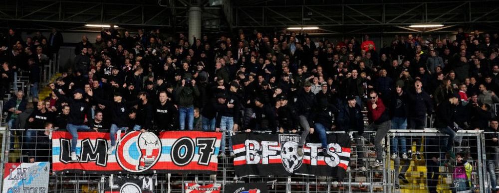 <span style="color:#f00;">SCENE incredibile in Austria la meciul dintre LASK Linz si Rapid Viena! </span>Ultrasii au aruncat cu pesti pe teren! Reactia de milioane a unuia dintre jucatori:"Le multumesc!"