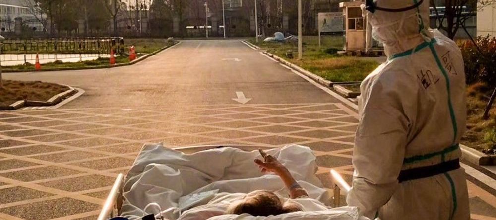 Imaginile care fac acum inconjurul lumii! <span style="color:#f00;">Ce s-a intamplat azi cu batranul de 87 de ani pe care un medic din Wuhan l-a scos sa vada 'ultimul apus'</span>