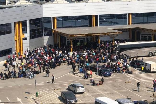Imagini Ireale Surprinse Azi Pe Aeroportul Din Cluj La O Zi Dupa Ce 2000 De Oameni S Au Imbulzit Intr Un Haos General Ce S A Intamplat Acum Cateva Minute Sport Ro