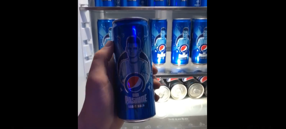 <span style="color:#f00;">BREAKING NEWS: La fel ca Messi! Ianis Hagi a ajuns pe DOZELE de Pepsi! </span>Cum arata frigiderul sau PLIN de 'trofee'