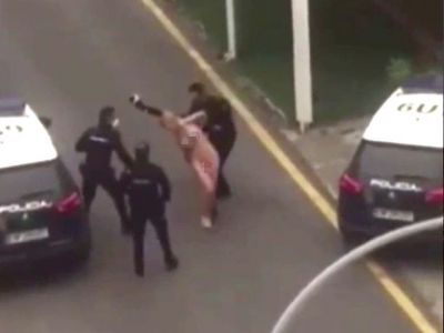 Video S A Urcat Pe Masina De Politie Dezbracata Protestul Unei Femei Dupa Ce A Fost Acuzata De Neglijarea Restrictiilor Pentru Covid 19 Sport Ro