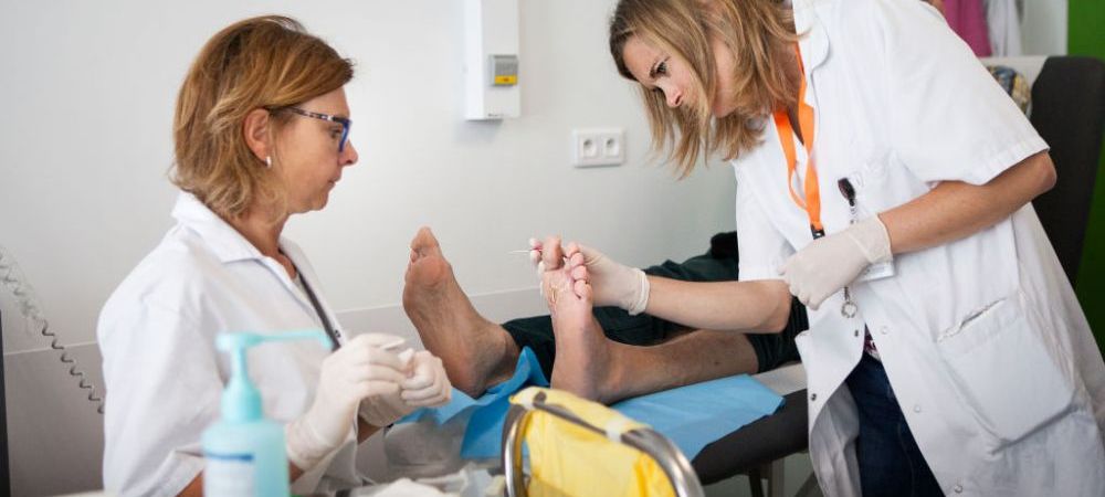 <span style="color:#f00;">"Degetele COVID", cel mai nou simptom descoperit de medici pentru purtatorii asimptomatici! </span>Cum se manifesta si cine este vulnerabil