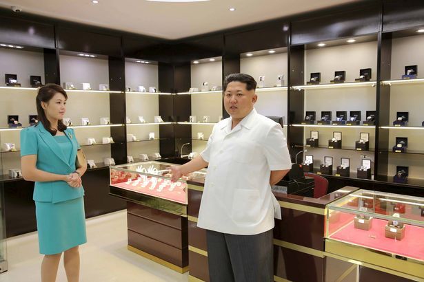 <span style="color:#f00;">Sotia lui Kim Jong-Un despre care nu se stie NIMIC! </span>Cum au incercat comunistii sa-i stearga trecutul