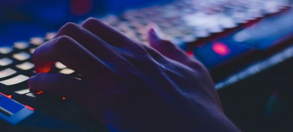 (P) Cariera din scaunul de gaming: Cum ajungi jucator profesionist de eSports?
