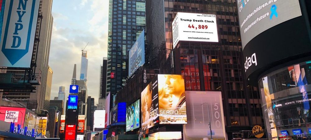 <span style="color:#f00;">"Ceasul mortii al lui Trump" | Imagini INCREDIBILE cu celebrul Times Square din New York!</span> Ce este afisat