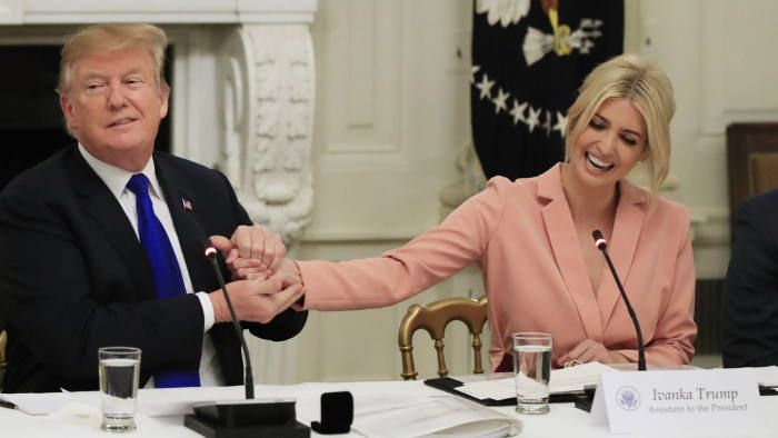 <span style="color:#f00;">Isi pune si COPIII sa poarte masca atunci cand sunt in preajma lui! </span>Dezvaluirile de ultima ora ale Ivankai Trump despre tatal sau
