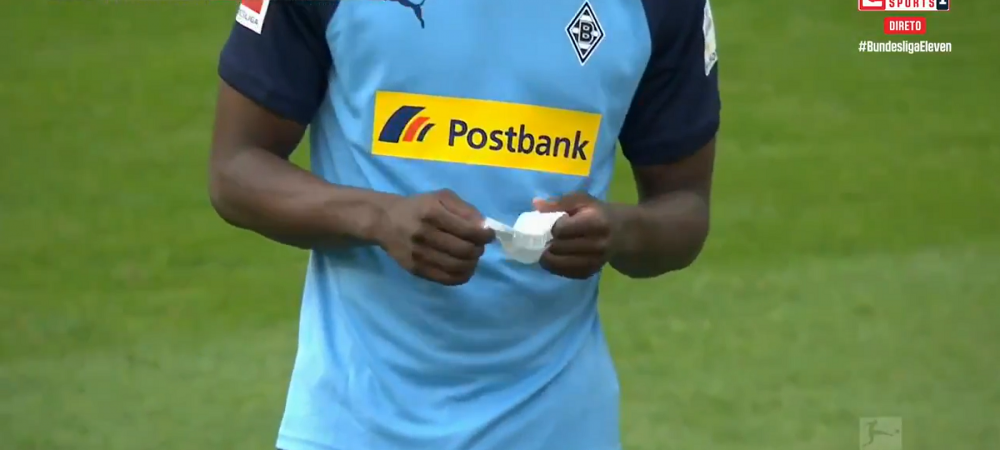 <span style="color:#f00;">Faza GENIALA petrecuta in Bundesliga! A citit "biletul" primit de la un adversar</span> crezand ca sunt instructiuni de la antrenor