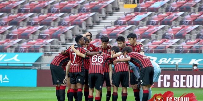 Au adus femei GONFLABILE in stadion si au scandalizat milioane de fani! Ce au vazut jucatorii cand s-au uitat uitat in tribune
