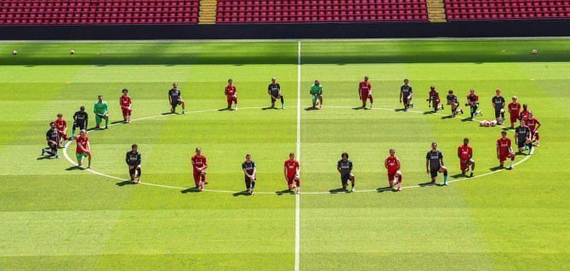 Jucatorii lui Liverpool, in genunchi pe Anfield! <span style="color:#f00;">Tot mai multi sportivi reactioneaza dupa moartea lui George Floyd</span>