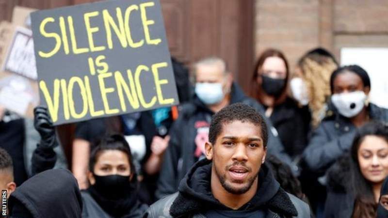 <span style="color:#f00;">VIDEO: </span>Anthony Joshua, surprins la proteste! <span style="color:#f00;">"Rasismul este pandemic!"</span> Ce mesaj emotionant a transmis campionul