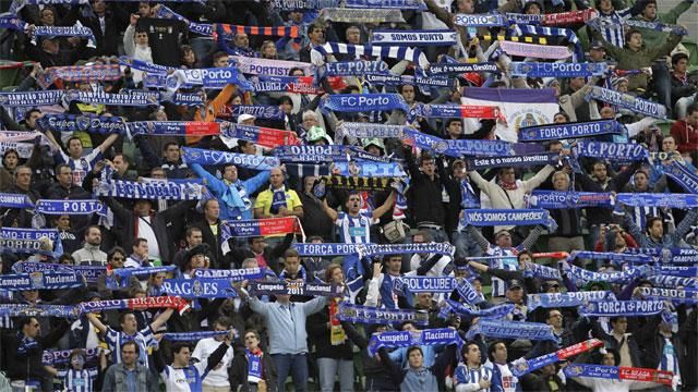 <span style="color:#f00;">Ce nebunie! Suporterii lui FC Porto au ignorat masurile pentru COVID-19 </span>si au facut spectacol la ultimul meci de campionat