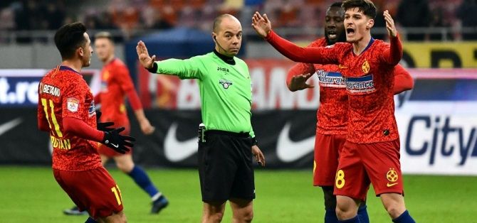 Liga 1 Se Schimba Cu Totul Noi Reguli Pentru Reluarea Sezonului La Ce Distanta Trebuie Sa Stea Jucatorii De Arbitri Sport Ro