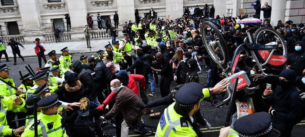 <span style="color:#f00;">Londra si Marea Britanie se pregatesc de razboi! </span>Huliganii din fotbal vor sa ii pedepseasca pe activistii Black Lives Matter