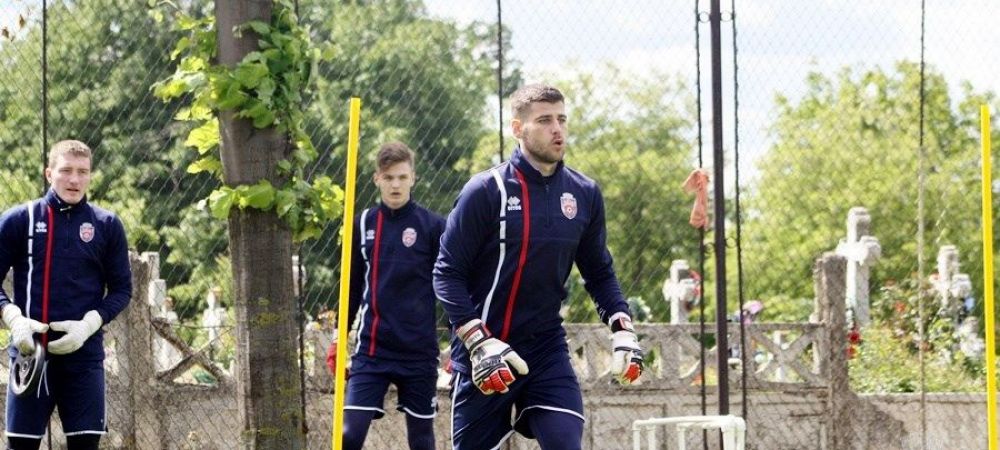 <span style="color:#f00;">Primul jucator cu Covid-19 din Liga 1!</span> Dupa medic, un jucator de la Botosani a fost depistat pozitiv: <span style="color:#f00;">"A stat de vorba cu jucatorii!" </span>
<span style="color:#f00;">
</span