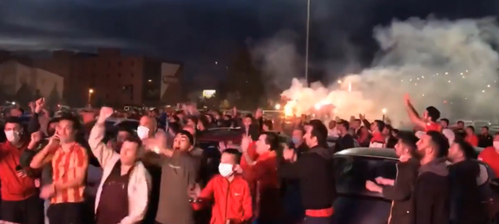 Le-au spus sa vina la stadion si sa stea IN MASINI pentru a vedea meciul pe un ecran gigant! <span style="color:#f00;">E IREAL ce au facut fanii echipei lui Sapunaru si Lung pentru SOCUL cu Fenerbahce</span>