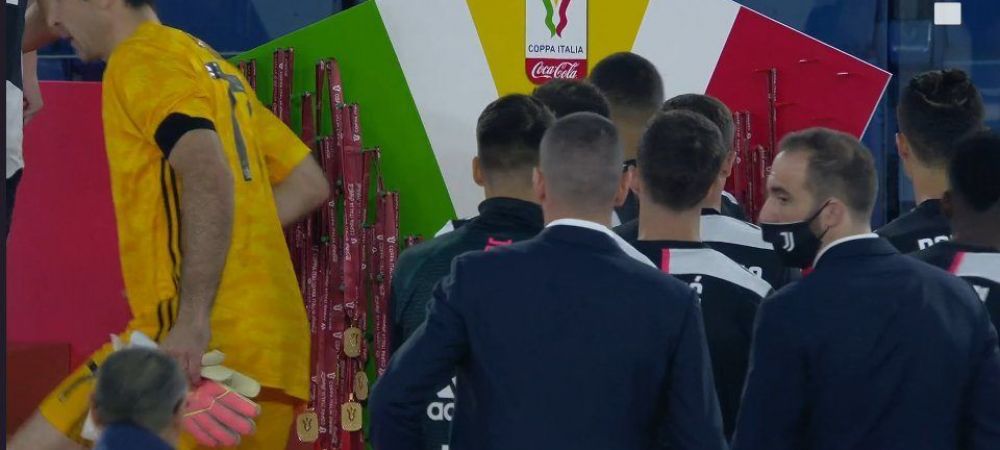 <span style="color:#f00;">UNIC in istoria fotbalului! Ronaldo, pus sa-si ia singur medalia din cui ca la BUFET</span> dupa ce a pierdut finala! Imaginile momentului