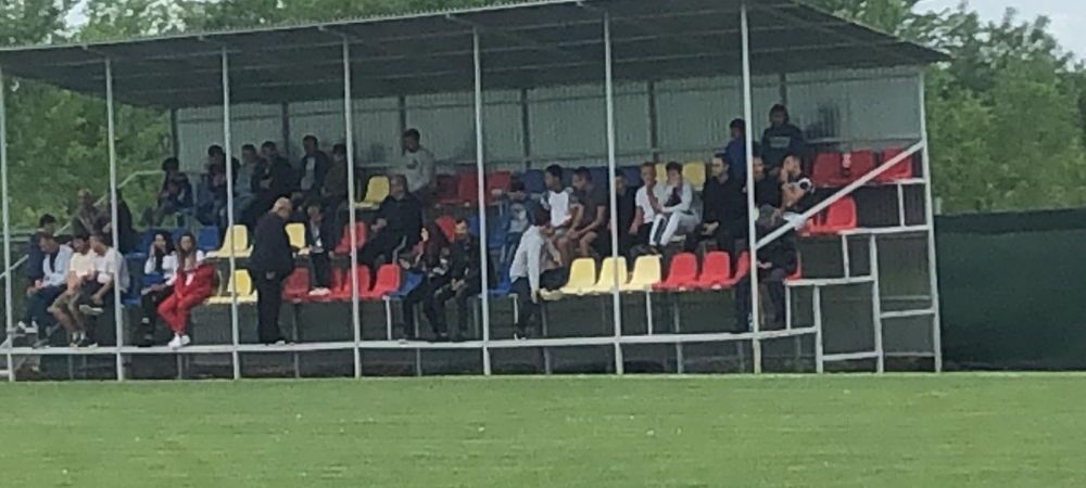 Nici Anfield nu a fost inaugurat asa! :) <span style="color:#f00;">Zeci de oameni in tribune la deschiderea unui teren de fotbal din Liga 5! Mingea este adusa cu elicopterul</span>