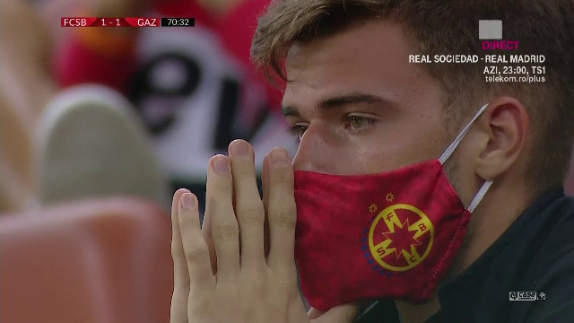 Daramat in tribuna! <span style="color:#f00;">Imagini incredibile cu Perianu dupa ce a fost scos din teren pentru greseala de la gol! </span>Cum a fost surprins pustiul de 18 ani
