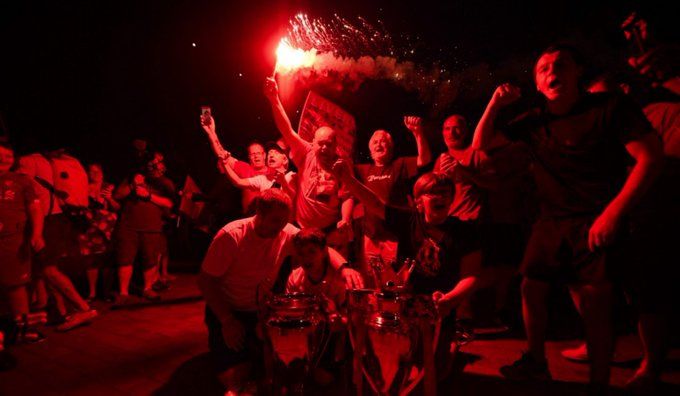 Delir in Anglia!<span style="color:#f00;"> Peste doua mii de fani ai lui Liverpool au ignorant regulile distantarii sociale si au sarbatorit langa Anfield titlul castigat de cormorani</span>