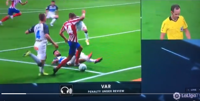 <span style="color:#f00;">VIDEO | Nici vorba de PENALTY! Greseala INCREDIBILA de arbitraj dupa consultarea VAR!</span> Faza de la meciul lui Atletico Madrid care a scandalizat pe toata lumea