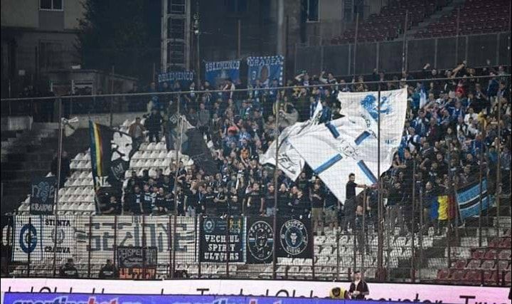 <span style="color:#f00;">NEBUNIE la aterizarea echipei! Sute de fani s-au dus sa-i astepte pe jucatorii de titlu ai Craiovei!</span> Scene fantastice in miezul noptii