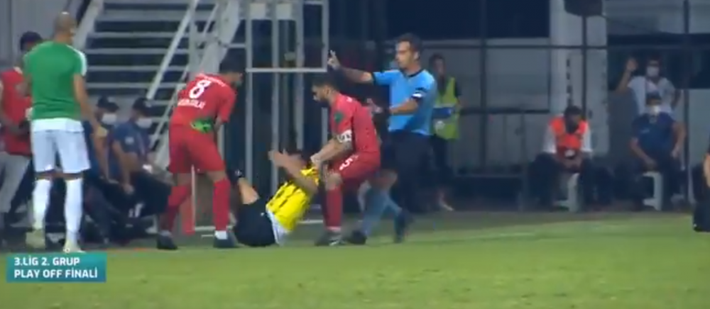 Asta NU s-a mai vazut in fotbal! Adversarii l-au ridicat de tricou si l-au SCOS din teren! <span style="color:#f00;">Faza care face inconjurul lumii: ce face jucatorul 'accidentat' cand ajunge pe margine</span>