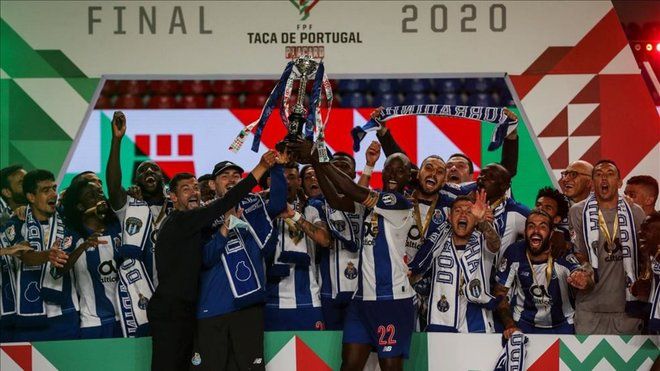 <span style="color:#f00;">Nu au vrut sa ridice TROFEUL fara el!</span> Momente EMOTIONANTE in Portugalia: <span style="color:#f00;">VIDEO fabulos cu Iker Casillas dupa ce Porto a castigat Cupa</span>