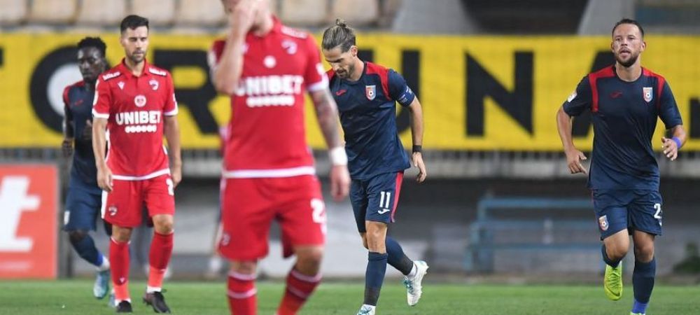 <span style="color:#f00;"><span style="color:#000;">Cornel Dinu ii DESFIINTEAZA pe fotbalistii lui Dinamo dupa infrangerea cu Chindia: </span>"E port ilegal de fotbal la jucatorii astia"</span> <span style="color:#f00;"> </span>