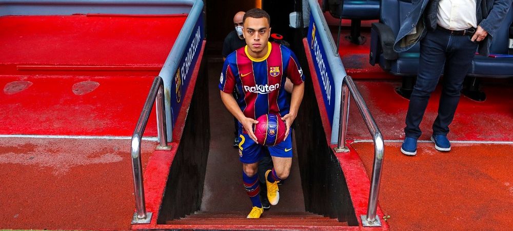 <span style="color:#f00;">Prezentare cu emotii pentru Sergino Dest pe Camp Nou! </span>Cum a gafat fotbalistul la prima atingere de balon in tricoul catalanilor