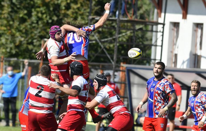 <span style="color:#f00;">Momente dramatice la meciul de rugby Dinamo - Steaua!</span> Un jurnalist a facut infarct si a fost transportat la spital cu ambulanta de la stadion