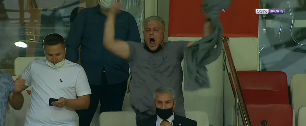 FABULOS! <span style="color:#f00;">Echipa lui Sumudica a egalat, desi juca in 9 oameni!</span> Sumi a luat-o RAZNA la finalul meciului: cum a fost surprins in tribuna