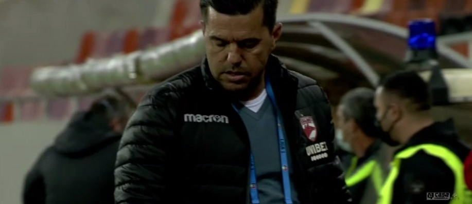 Contra, in DEPRESIE dupa ce Dinamo a luat a 4-a bataie cu el pe banca: <span style="color:#f00;">"Nu suntem doriti in playoff! Sunt 10 faze pe meci ca aia din care au dat penalty contra noastra!"</span>