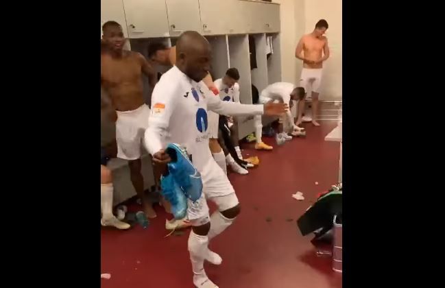 VIDEO | <span style="color:#f00;">Spectacol pe manele in vestiarul Mediasului dupa victoria cu CFR! Un international din Congo a facut SENZATIE cu miscarile lui</span>