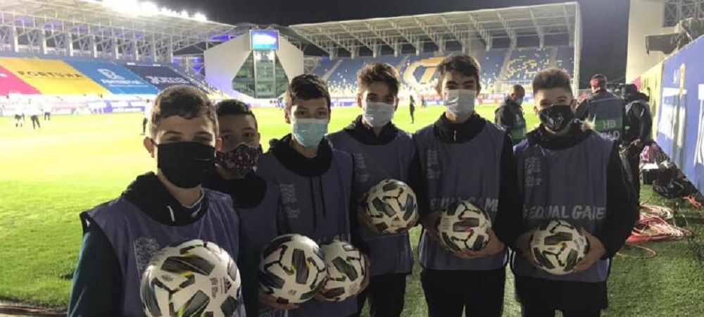 Experienta de vis in plina pandemie! <span style="color:#f00;">Ei sunt singurii copii care pot sa vada meciurile Romaniei pe stadion! </span>