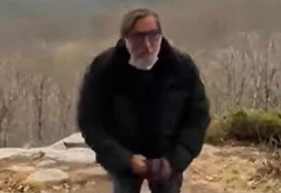 <span style="color:#f00;">VIDEO Doua turiste au urcat pe varful muntelui FARA MASCA. </span>E SCANDALOS cum au fost pedepsite de un barbat iesit din minti